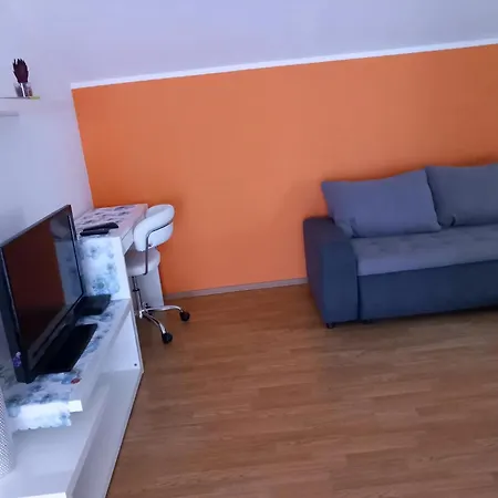Mit Balkon In Guter Lage * Tribalj
